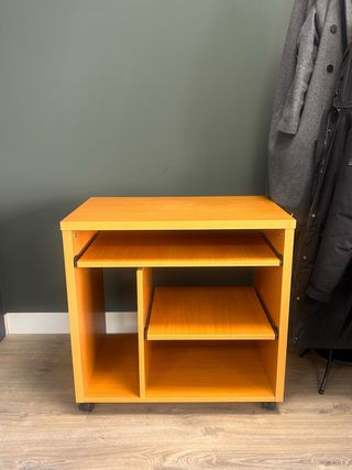 Mueble de oficina con ruedas