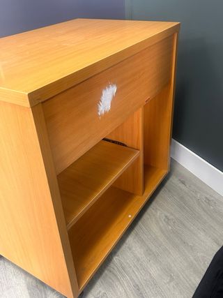 Mueble de oficina con ruedas