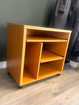 Mueble de oficina con ruedas