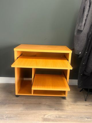 Mueble de oficina con ruedas