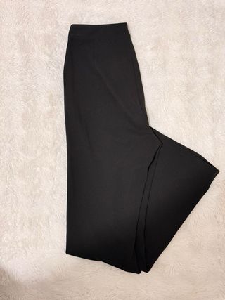 Pantalón negro elegante.