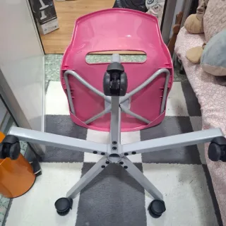 Silla de oficina rosa y gris