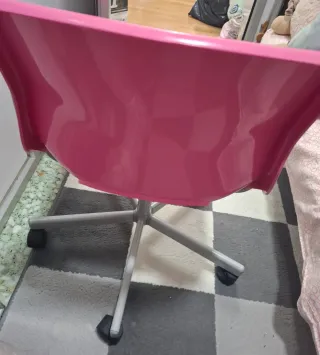 Silla de oficina rosa y gris