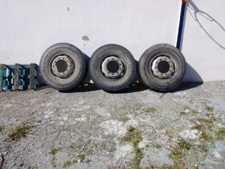 Llantas de camión . Los neumáticos son para tirar