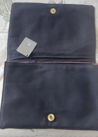 Cartera de mano bordada dorada
