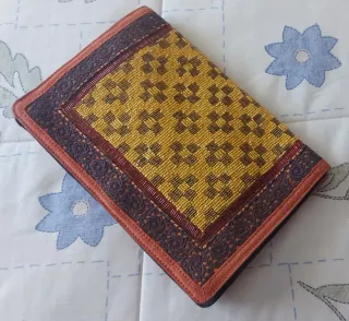 Cartera de mano bordada dorada