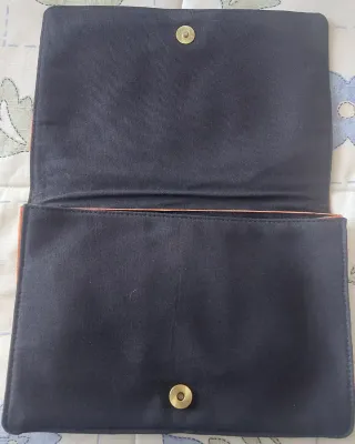 Cartera de mano bordada dorada