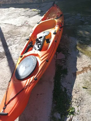Kayak de pesca naranja y amarillo