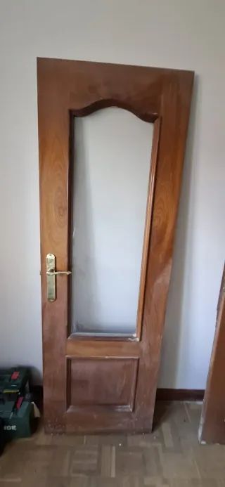 Puerta doble de madera con cristal