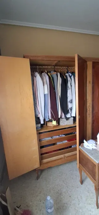 Armario de madera, 2 mesita de noche y tocador