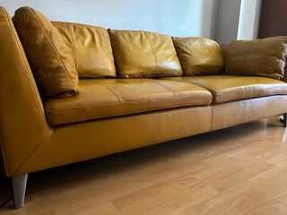 Sofá de piel color coñac