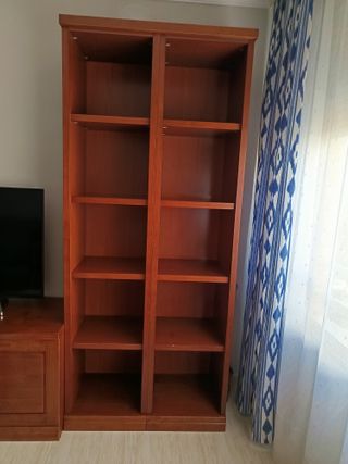 Estantería de madera marrón