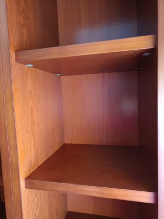 Estantería de madera marrón