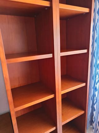 Estantería de madera marrón