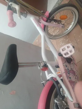 Bicicleta infantil rosa con ruedines