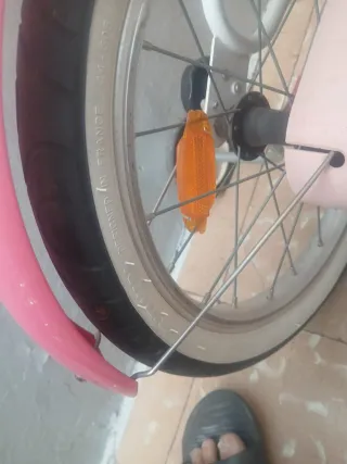 Bicicleta infantil rosa con ruedines