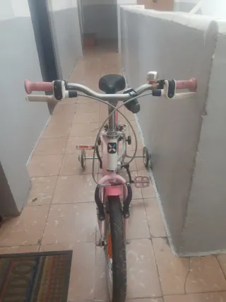 Bicicleta infantil rosa con ruedines