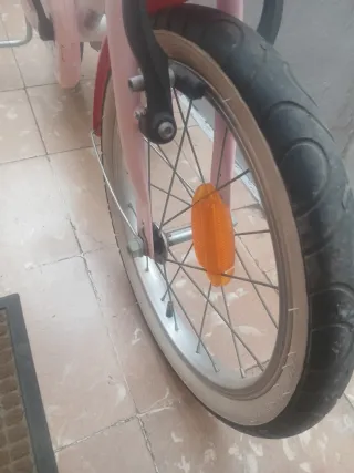 Bicicleta infantil rosa con ruedines