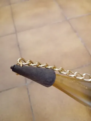 Porrón de vidrio con cadena dorada