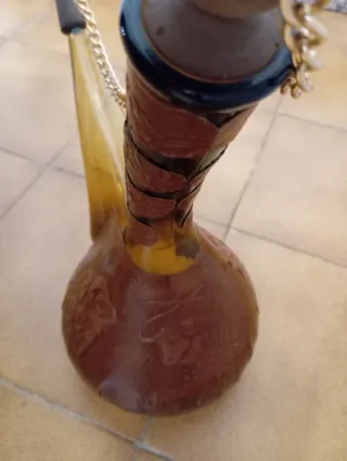 Porrón de vidrio con cadena dorada