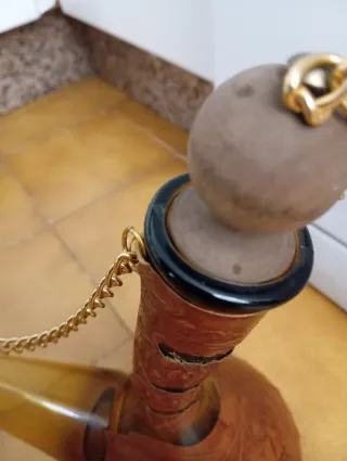 Porrón de vidrio con cadena dorada