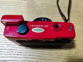 Minolta HI-MATIC GF fotocamera rossa