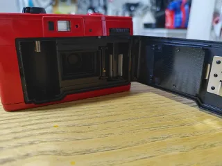 Minolta HI-MATIC GF fotocamera rossa