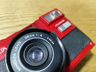 Minolta HI-MATIC GF fotocamera rossa