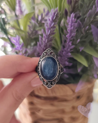 Anillo de cianita azul estilo boho