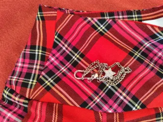 Falda corta cuadros escoceses roja