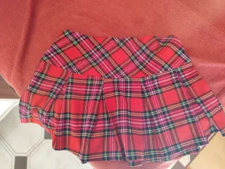Falda corta cuadros escoceses roja