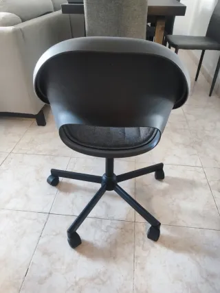 Silla de oficina giratoria moderna semi nueva
