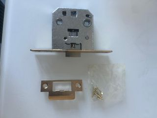 Cerradura y placa de seguridad dorada