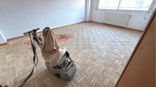 Acuchillado y barnizado de suelos de madera