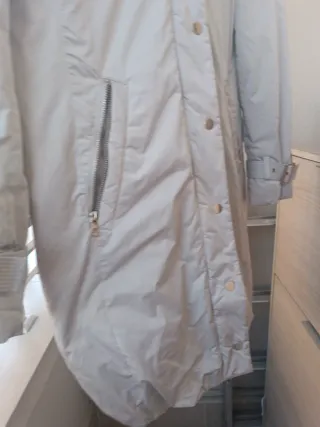 Plumífero gris claro con cuello de pelo