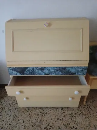 Cajonera amarilla con detalles azules