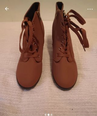 Botines marrones con cordones y cremallera