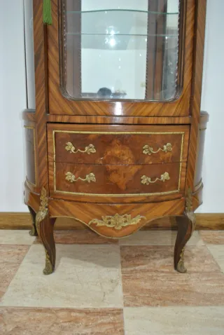 Antigua vitrina curva Luis XV