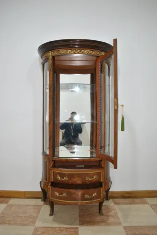 Antigua vitrina curva Luis XV