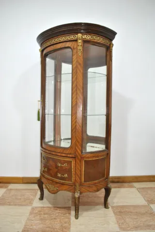 Antigua vitrina curva Luis XV