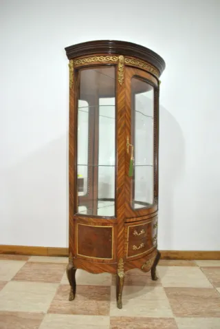 Antigua vitrina curva Luis XV