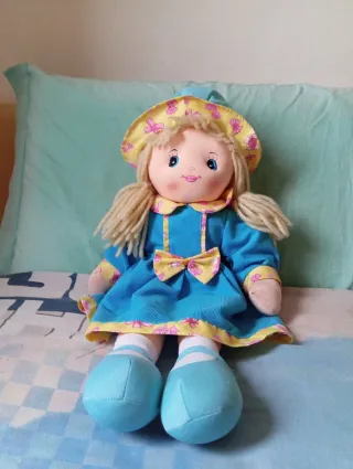 Peluche bambola vestita