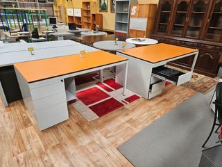 Grandes secretárias com bloco de gavetas - Marca L