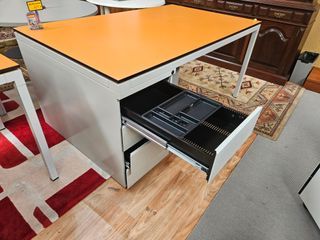 Grandes secretárias com bloco de gavetas - Marca L