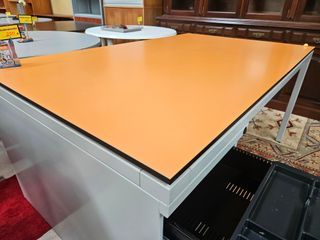 Grandes secretárias com bloco de gavetas - Marca L