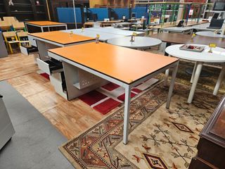 Grandes secretárias com bloco de gavetas - Marca L