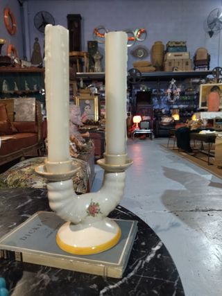 Candelabro de cerámica con flor