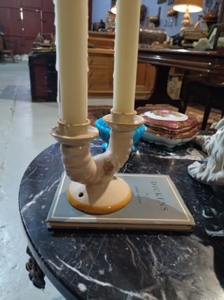 Candelabro de cerámica con flor