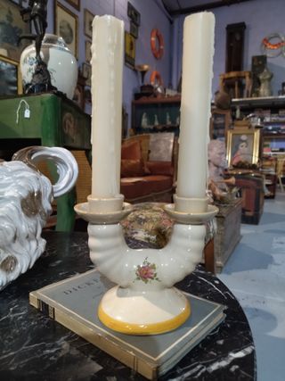 Candelabro de cerámica con flor