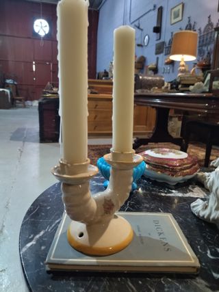 Candelabro de cerámica con flor